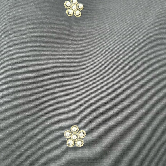 Elegant Black Skirt with Floral Embellishments - Picture 2 of 11